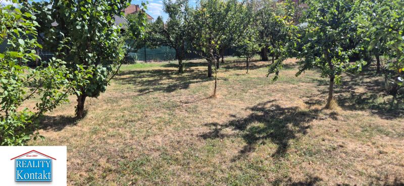 Ein Garten mit Obstbäumen auf einem Grundstück in der Gegend Za 3 mostami, Nové Zámky.
