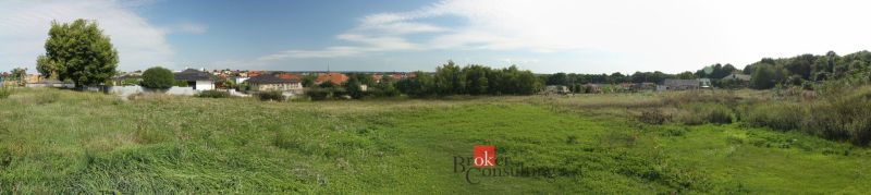 Panorama von weitläufigen Wohnbaugrundstücken in Nitra, umgeben von Natur und Bebauung.