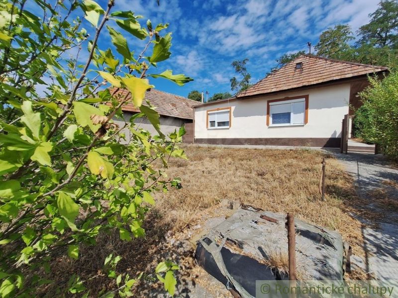 Ein Einfamilienhaus in Kamenica nad Hronom mit einem Lehmbodenhof und Grünflächen.
