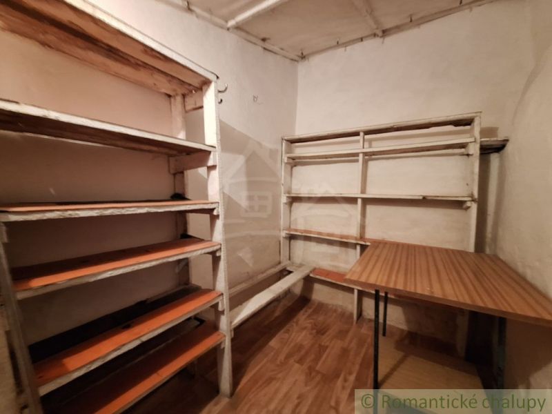 Regal und Tisch im Interieur eines Einfamilienhauses, Boden mit Holzdekor.