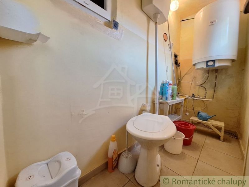 Badezimmer mit Toilette und Boiler im Einfamilienhaus.