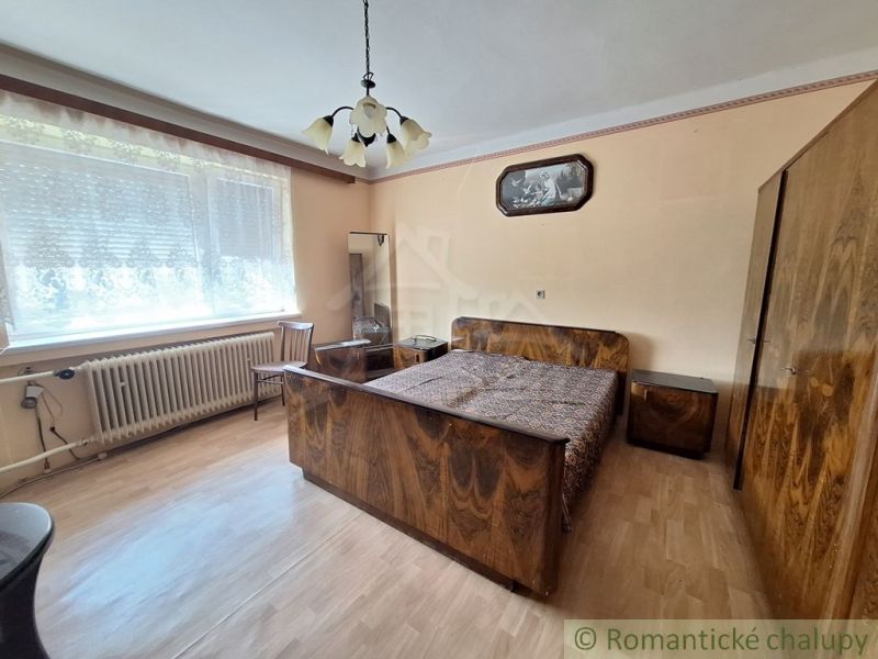 Schlafzimmer in einem Einfamilienhaus mit Holzboden und stilvollen Möbeln.