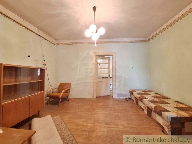 Wohnzimmer in einem Einfamilienhaus mit Holzelementen und Retro-Möbeln.