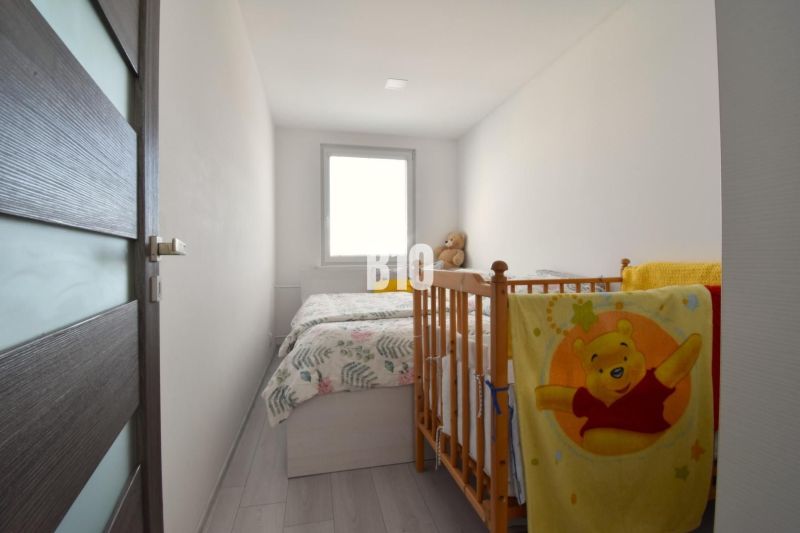 Kinderzimmer in einer 3-Zimmer-Wohnung mit weißen Wänden und einem Kinderbett.