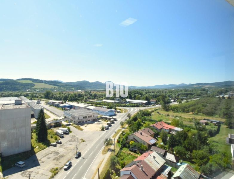Blick auf die Landschaft und Bebauung von Bytča aus der Höhe, man sieht die Straße und Gebäude.