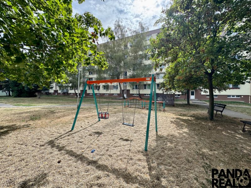 Spielplatz mit Schaukeln und Grünflächen in der Gegend von Topoľčany bei einer Einzimmerwohnung.