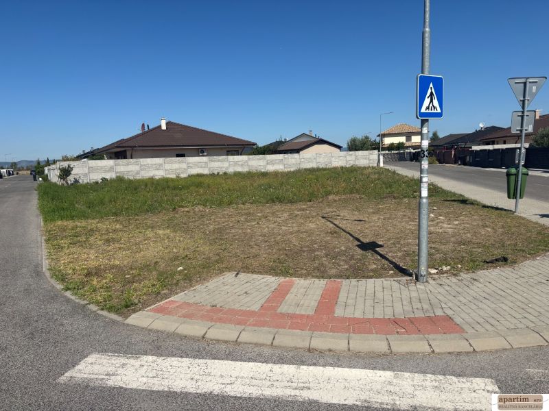 Baugrundstück in Most pri Bratislave, Eckgrundstück mit markiertem Durchgang.