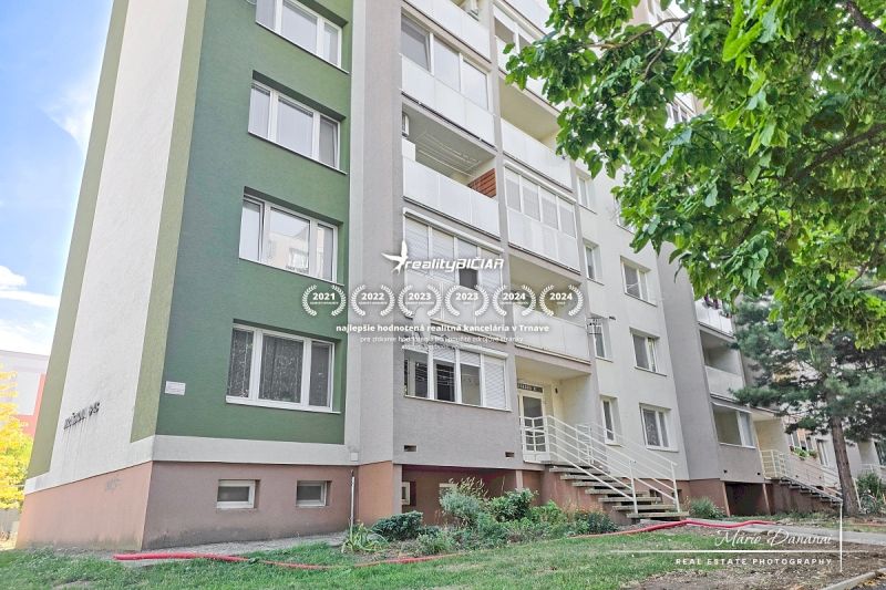 Das Wohnhaus in der Jiráskova-Straße in Trnava, umgeben von Grünflächen, bietet 2-Zimmer-Wohnungen an.