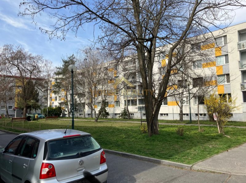 Autos, die vor einem Wohnhaus mit Balkonen in Bratislava - Ružinov, Staré Záhrady parken.