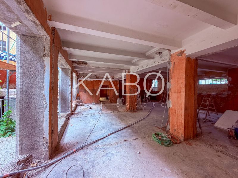 Gewerbeflächen im Bau mit freiliegenden Wänden und Säulen, rohe Betonoberfläche.