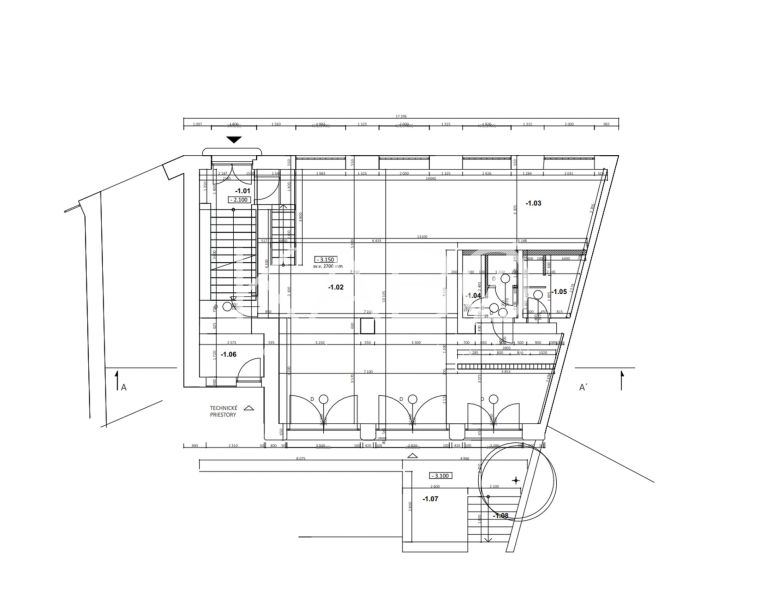 Grundriss der Geschäftsräume mit Treppenhaus und Technikräumen.