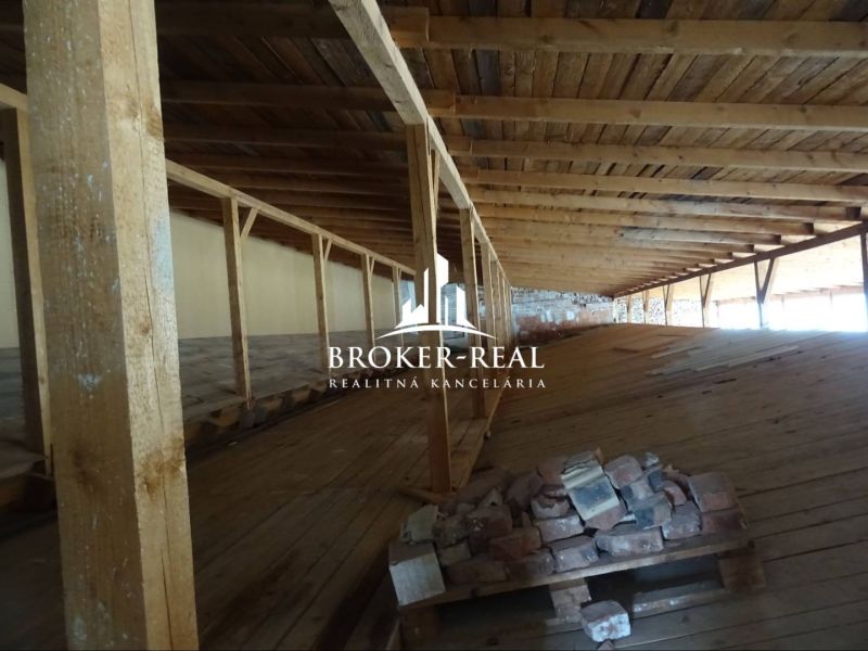 Dachbodenraum mit Holzbalken und Boden mit Holzdekor, Lager und Hallen.