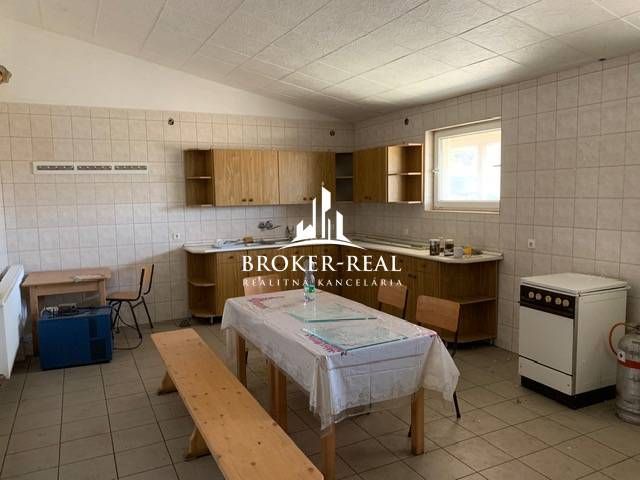 Interieur Lagerhallen mit ausgestatteter Küche, Esstisch und Stühlen.