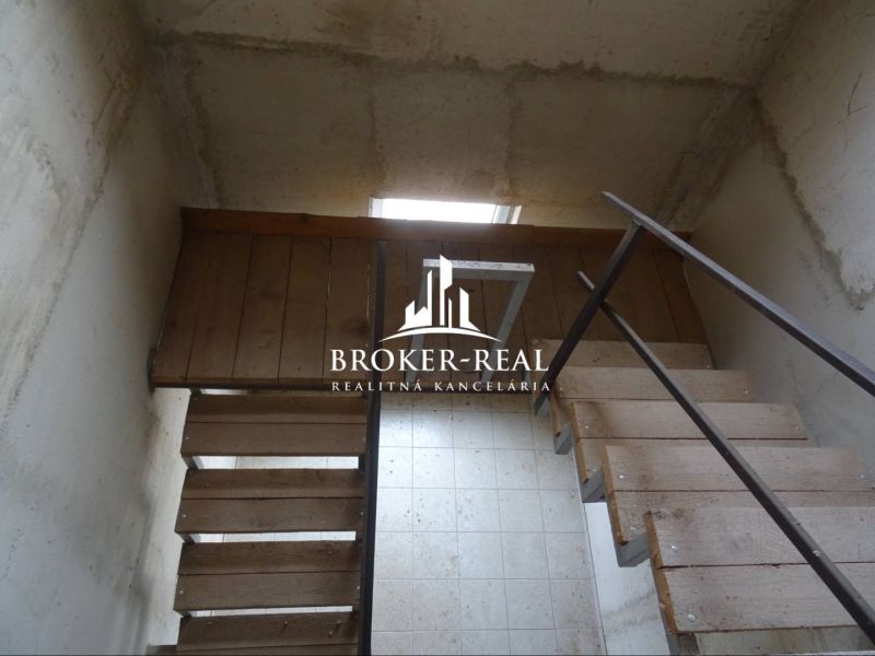 Treppe mit Holzdekor im Bereich Lager und Hallen.