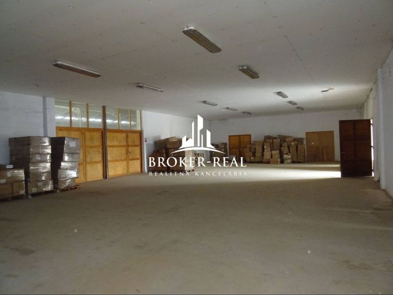 Lagerhallen und Lager mit Holzboden und gelagerten Paletten und Kisten.