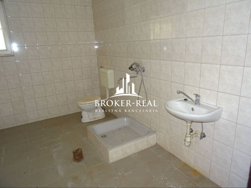 Kúpeľňa v Skladoch a halách s dlažbou, sprchou a toaletou.

Badezimmer in Lagerhäusern und Hallen mit Fliesen, Dusche und Toilette.