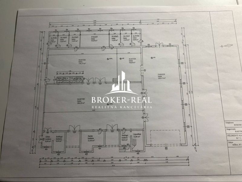 Architektonischer Plan von Lagern und Hallen in Méra mit Details der Räume und Maßen.