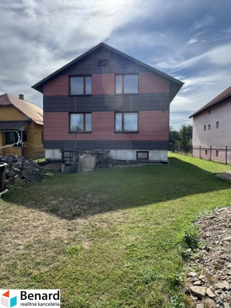 Ein Einfamilienhaus in Plavnica mit einem großen Garten und einer einfachen Fassade.