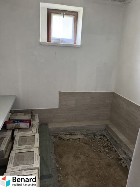Innenraum eines Einfamilienhauses mit Fenster und geschliffenem Boden, Vorbereitung für Fliesen.