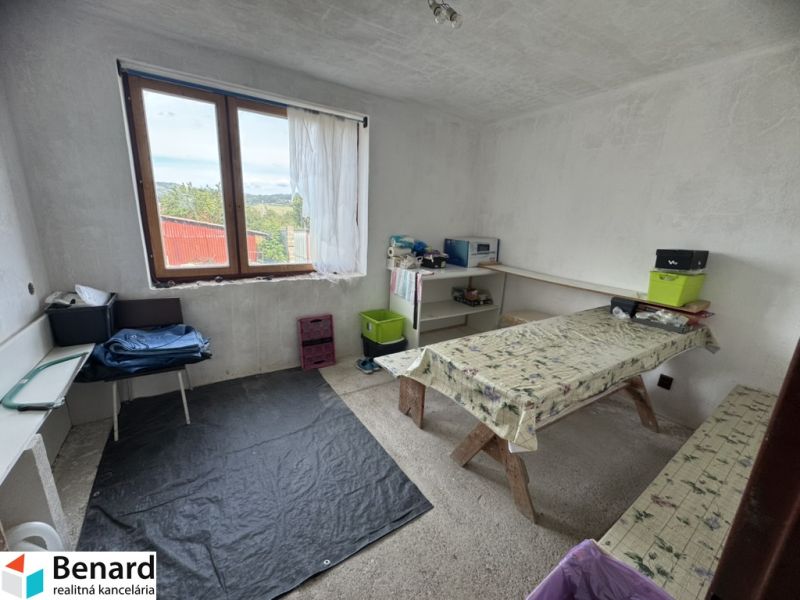 Ein bezauberndes Arbeitszimmer in einem Einfamilienhaus mit einfacher Einrichtung und Ausblick.