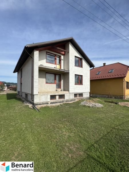 Ein Einfamilienhaus in Plavnica mit grünem Rasen und teilweise fertiggestellter Fassade.