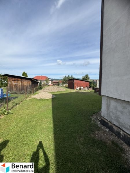 Der Rasenhof bei einem Einfamilienhaus in Plavnica mit Blick auf weitere Bebauung.