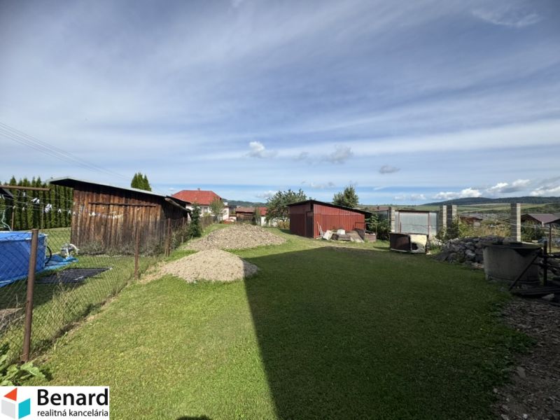 Ein Garten hinter einem Einfamilienhaus in Plavnica, mit einem Unterstand, einer Rasenfläche und einem Pool.