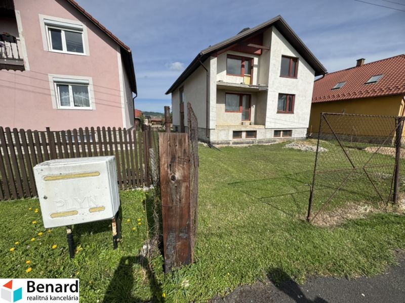 Ein Einfamilienhaus in Plavnica mit Garten, neben dem Gasschrank auf der Rasenfläche.