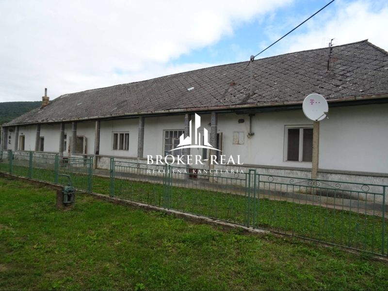Ein Einfamilienhaus in Černochovo, umgeben von Grün, mit einer Satellitenschüssel auf dem Dach.