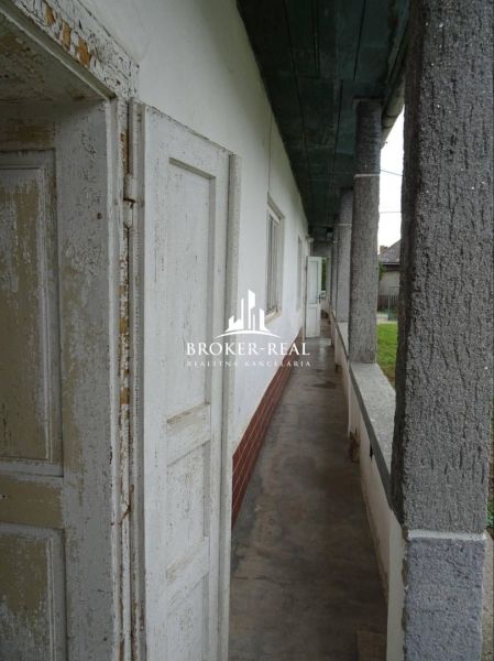In Černochov, ein Familienhaus mit einem langen Flurbalkon und Säulen.