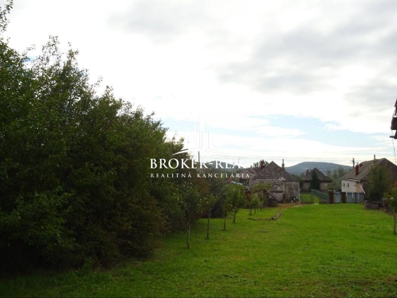 Ein Einfamilienhaus in Černochov, umgeben von Grün mit Blick auf die umliegende Landschaft.