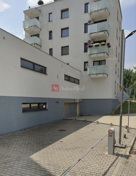 Einfahrt zu den Garagen in der Švermova-Straße in Banská Bystrica, beim Wohnhaus.