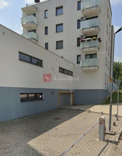 Gebäude mit Garage in der Švermova-Straße in Banská Bystrica, Parkpfosten.
