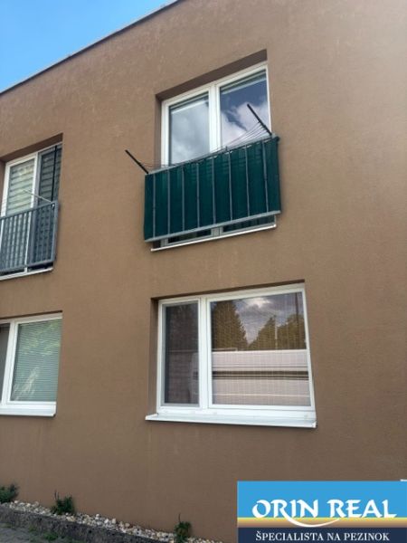 Fassade des Gebäudes in der Tehelna-Straße in Pezinok, Einzimmerwohnung mit zwei Fenstern.
