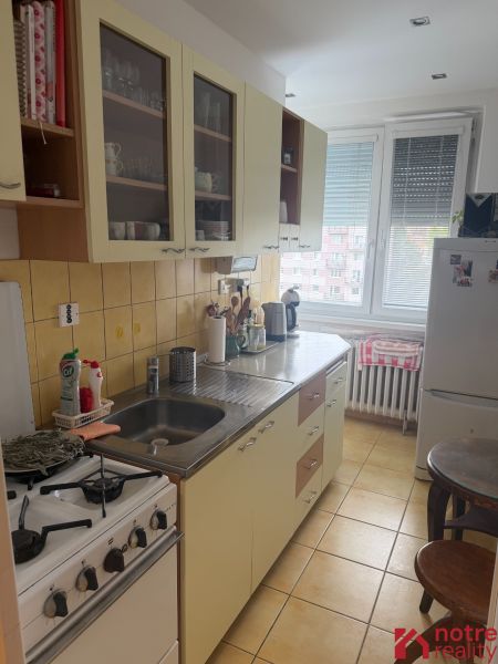 Küche in einer 2-Zimmer-Wohnung mit Küchenzeile und Geräten.