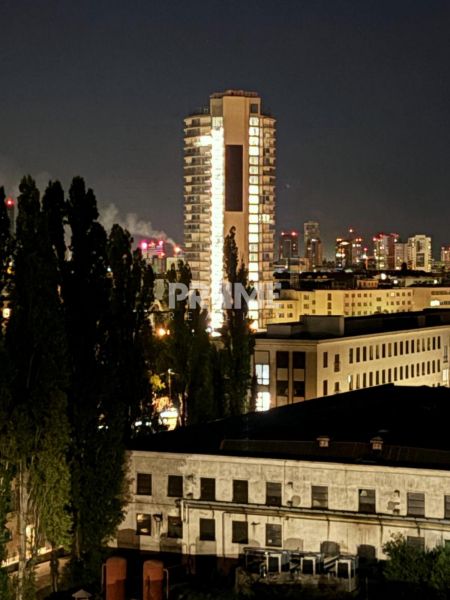 Abendlicher Blick auf ein beleuchtetes Hochhaus in Bratislava, im Stadtteil Nové Mesto in der Sliačska-Straße.