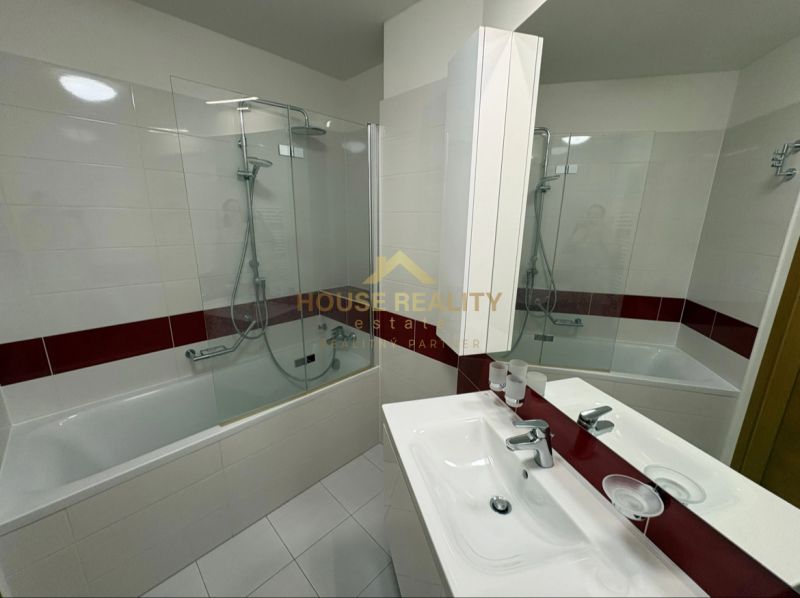 Badezimmer mit Badewanne und Duschkopf in einer 3-Zimmer-Wohnung.