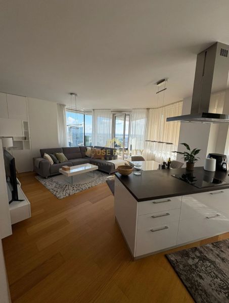 Wohnzimmer mit Küche, Boden mit Holzdekor, helle Vorhänge, 3-Zimmer-Wohnung.