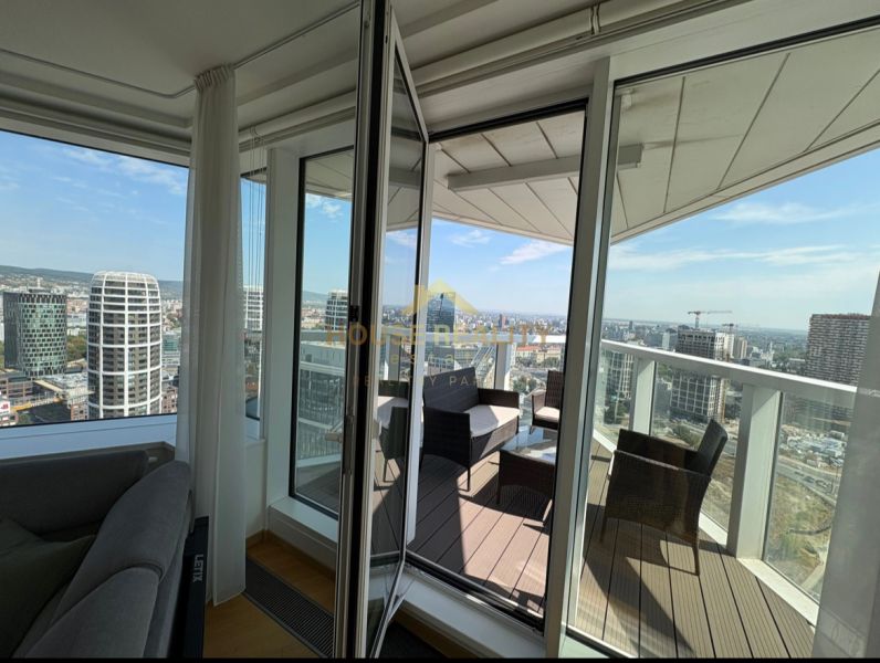 Blick aus einer 3-Zimmer-Wohnung in der Landererova-Straße in Bratislava mit Terrasse und Stadtpanorama.