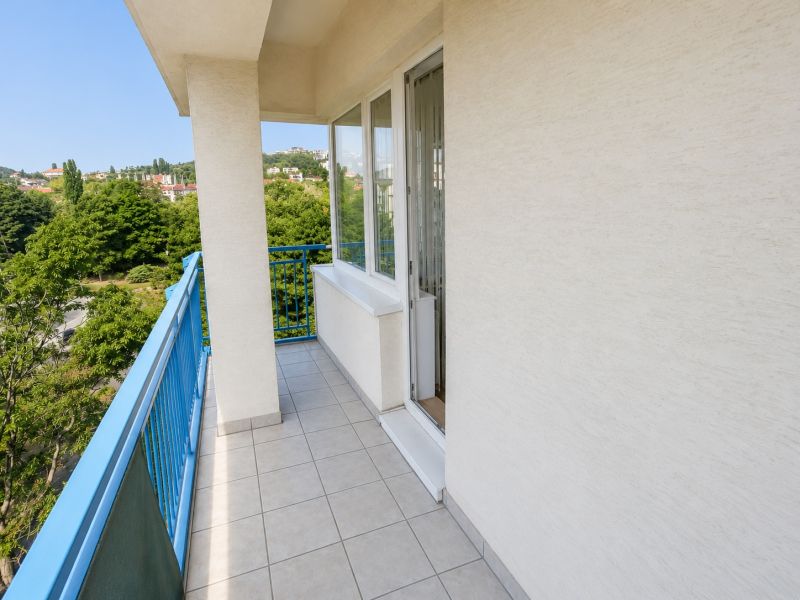 Balkon einer 2-Zimmer-Wohnung mit Blick auf das Grün am Račianske mýto, Bratislava - Ahoj.