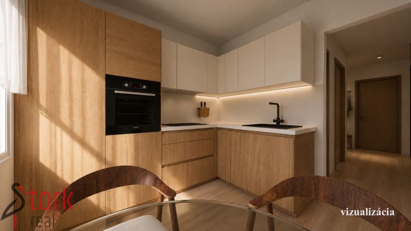 Küche in einer 2-Zimmer-Wohnung mit hellen Schränken und einem Boden in Holzoptik.
