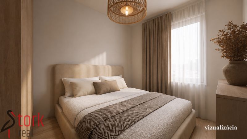 Schlafzimmer mit bequemem Bett, Vorhängen und Lampe in einer 2-Zimmer-Wohnung, Boden mit Holzdekor.