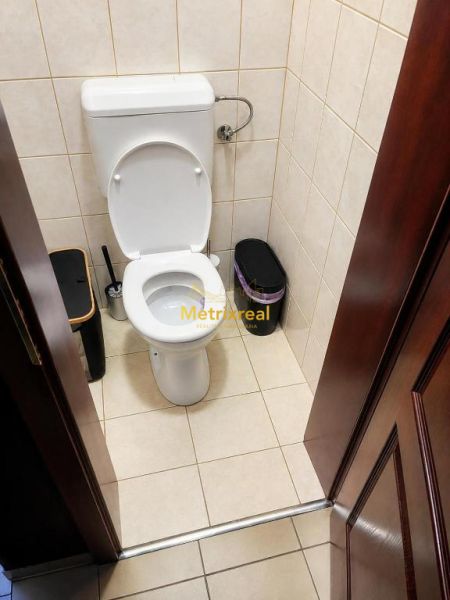 Toilette mit einer weißen Keramikschüssel und Fliesen in einem Einfamilienhaus.