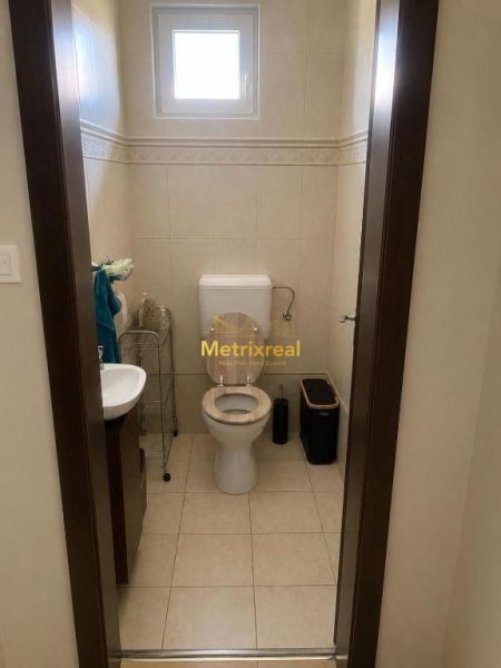 Badezimmer im Einfamilienhaus mit WC und Waschbecken.