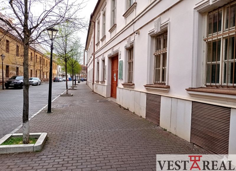 Františkánska Straße in Trnava mit historischen Gebäuden und Bäumen bei den Büros.