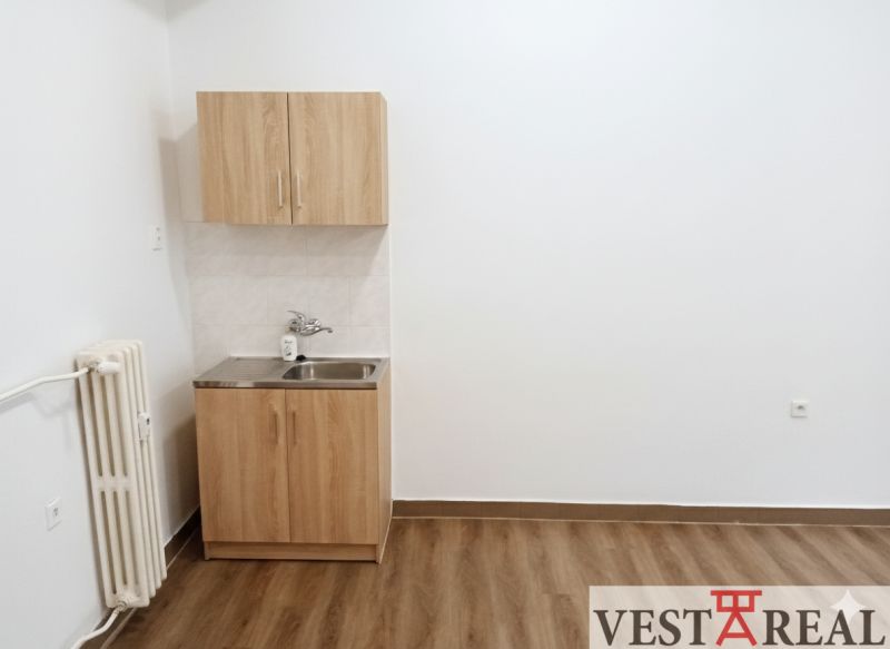 Büros mit Schrank und Waschbecken, Boden mit Holzdekor.
