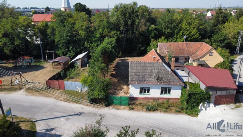 Einfamilienhaus am Platz des hl. Florian in Krakovany mit Hof und Kinderspielplatz.