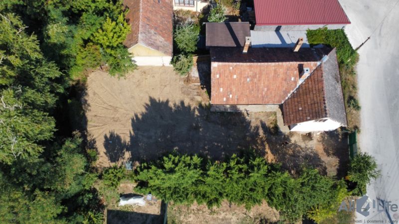 Ein Einfamilienhaus am Platz des Heiligen Florian in Krakovany mit einem angrenzenden unbebauten Grundstück.