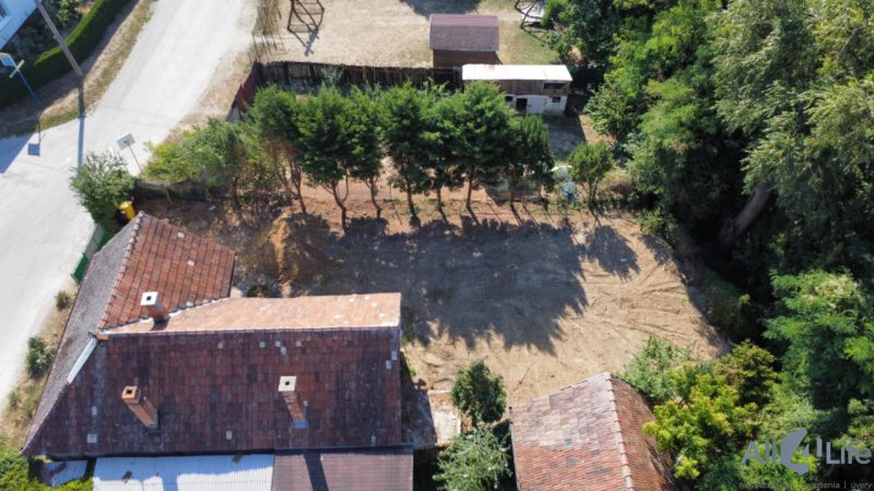 Ein Einfamilienhaus am Platz des hl. Florián in Krakovany mit einem großen Hof und viel Grün.