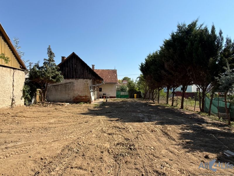 Blick auf das Grundstück beim Einfamilienhaus am St.-Florians-Platz in Krakovany.